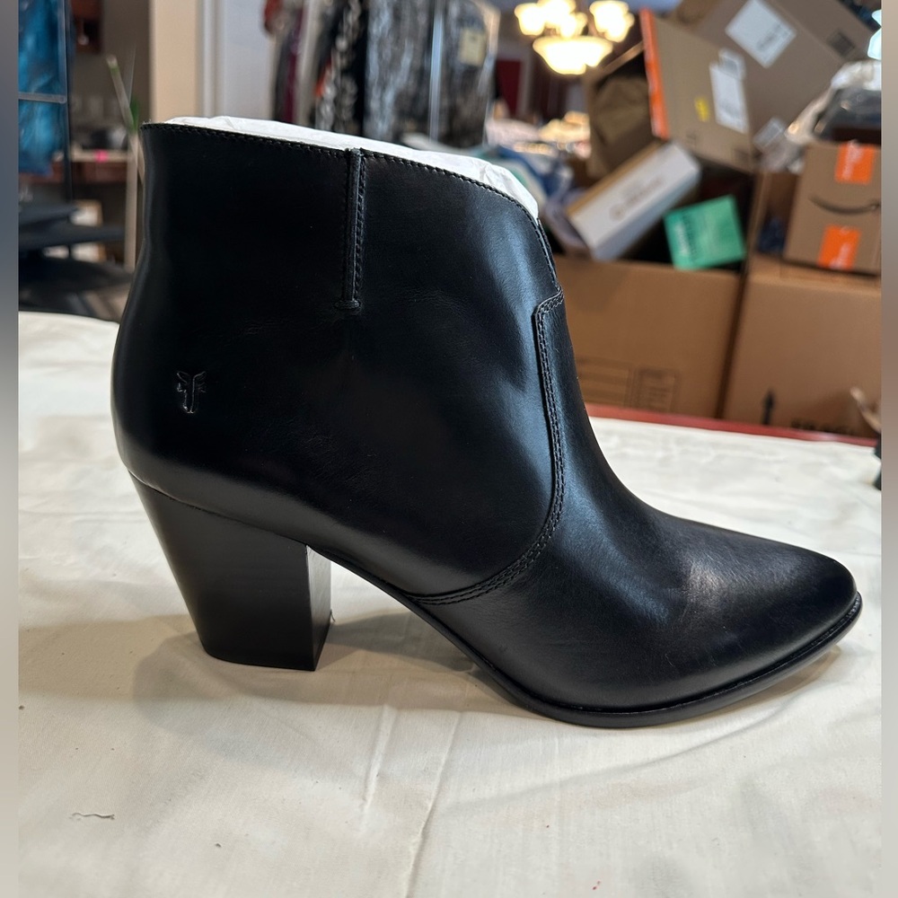 NEW IN BOX - Frye Black Leather Ankle Booties, Women’s 11, Jennifer Bootie